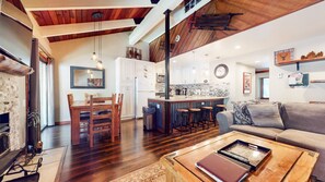 Smart TV, fireplace - Deluxe Remodeled Home, Near Shuttle Stops, Shops, Ice Rink & Bowling (Mammoth Lakes)