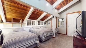 3 bedrooms, free WiFi, bed sheets - Deluxe Remodeled Home, Near Shuttle Stops, Shops, Ice Rink & Bowling (Mammoth Lakes)