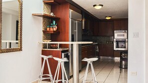 Réfrigérateur, four à micro-ondes, un four, surface de cuisson