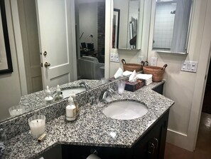Ensemble douche/baignoire, baignoire Ă jets, sĂšche-cheveux