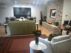 Smart-TV, Kamin, Netflix, Streaming-Dienste