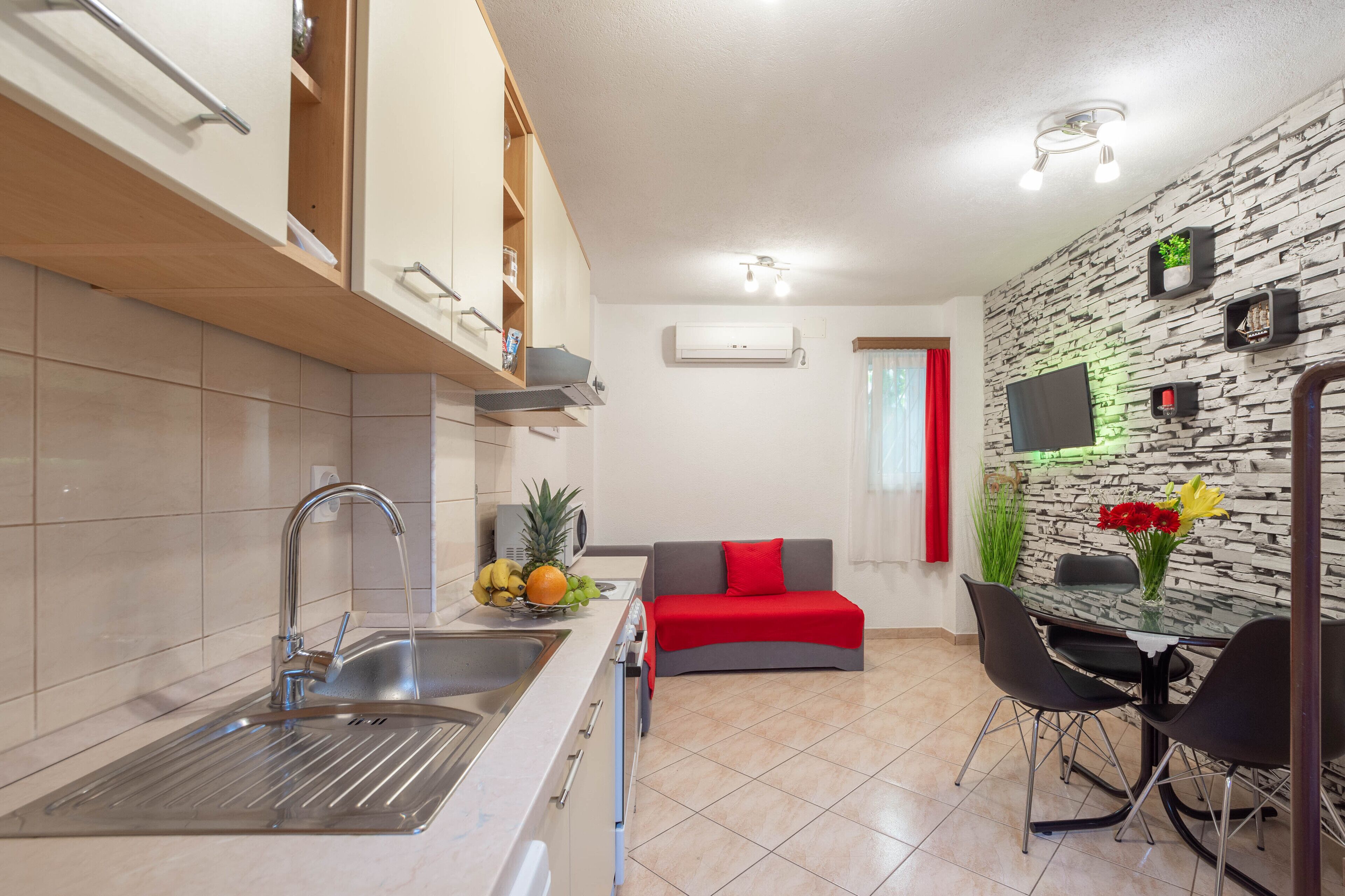 Coffee/tea maker, fridge, microwave, oven