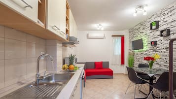 Coffee/tea maker, fridge, microwave, oven