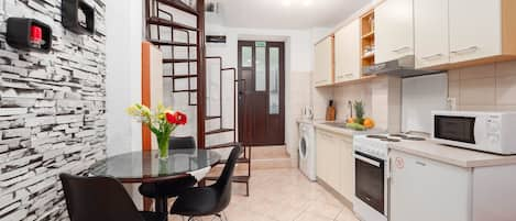 Private kitchen | Fridge, microwave, oven, stovetop