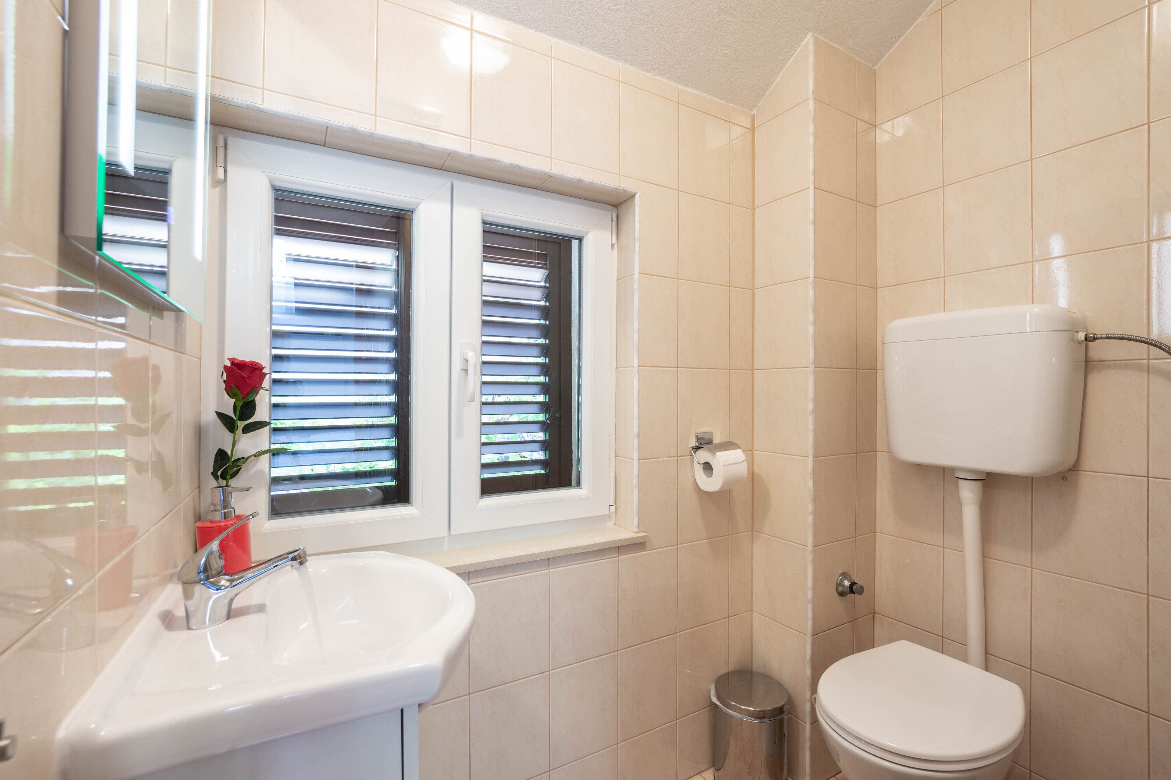 Douche, sèche-cheveux, chaussons, serviettes fournies