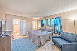 4 bedrooms, iron/ironing board, Internet, bed sheets - Lovely house -- near the strip! (Las Vegas)