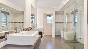 Een bad, gratis toiletartikelen, handdoeken