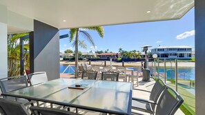 屋外ダイニングエリア