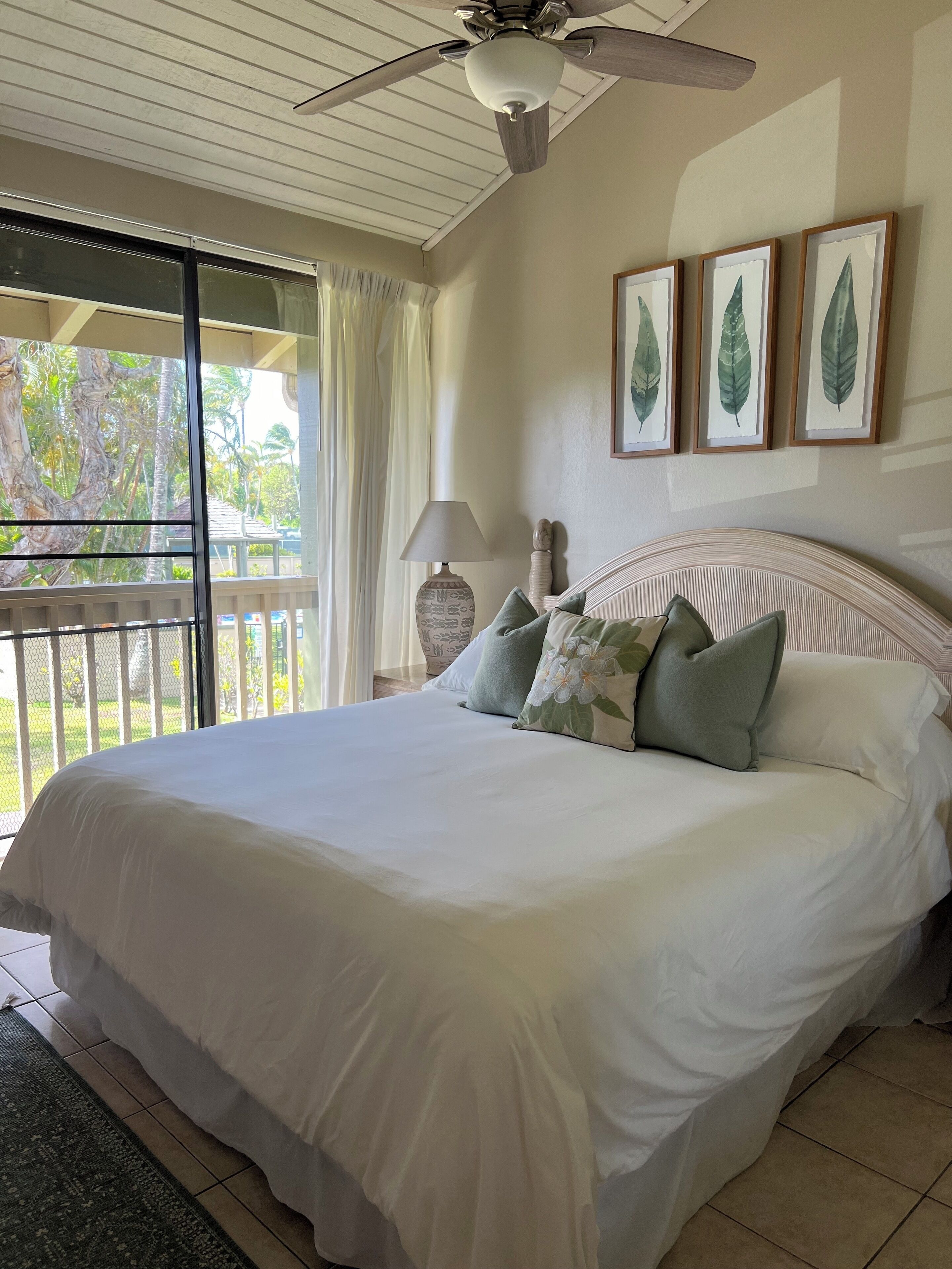 2 soverom, skrivebord, strykejern/-brett og reiseseng for barn