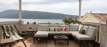 Kaunis Beachfront Home