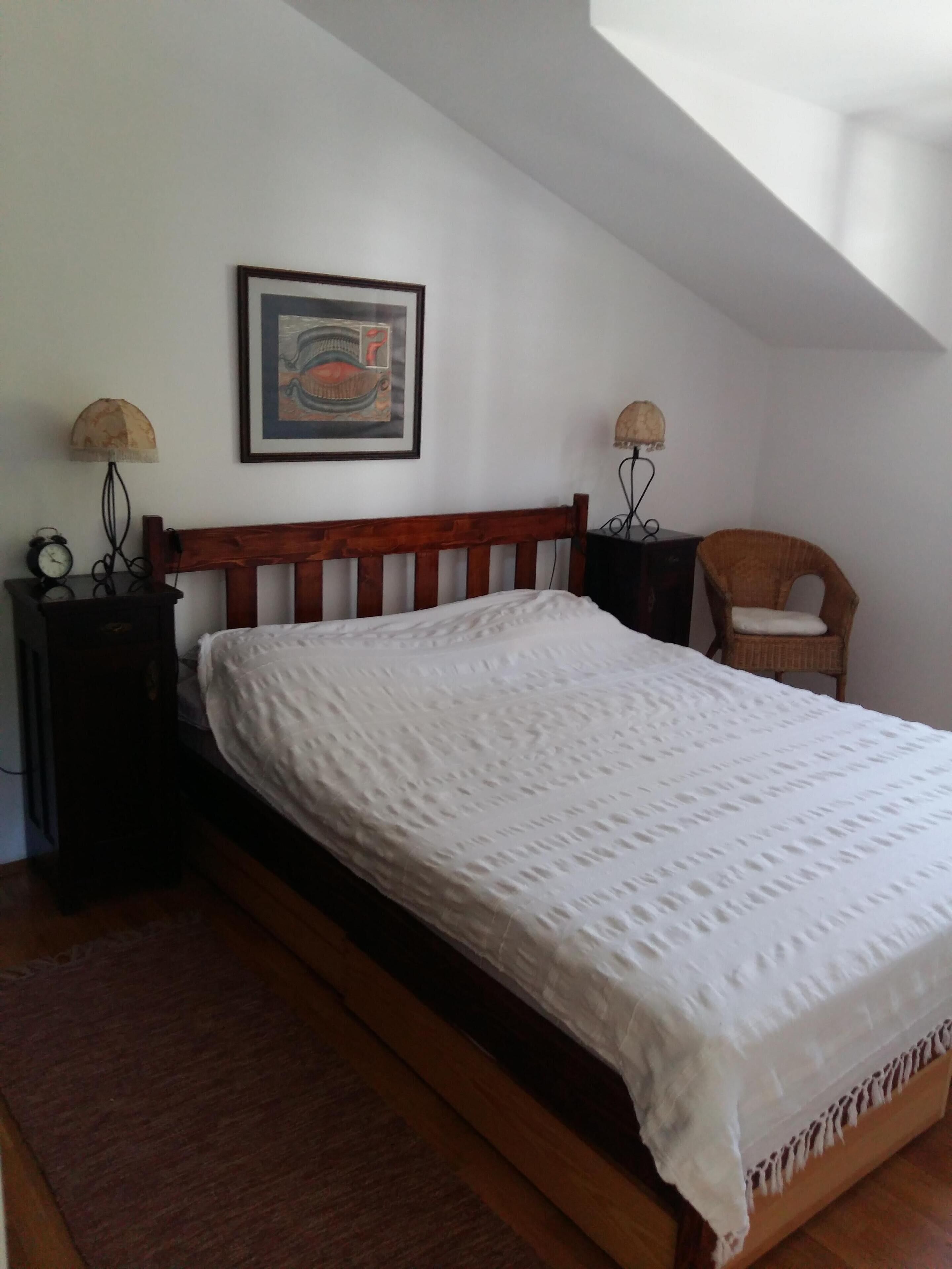 2 habitaciones, escritorio, tabla de planchar con plancha y wifi gratis 