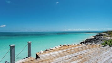 Sulla spiaggia, lettini da mare, teli da spiaggia