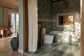 Baignoire, séchoir à cheveux, serviettes fournies, savon