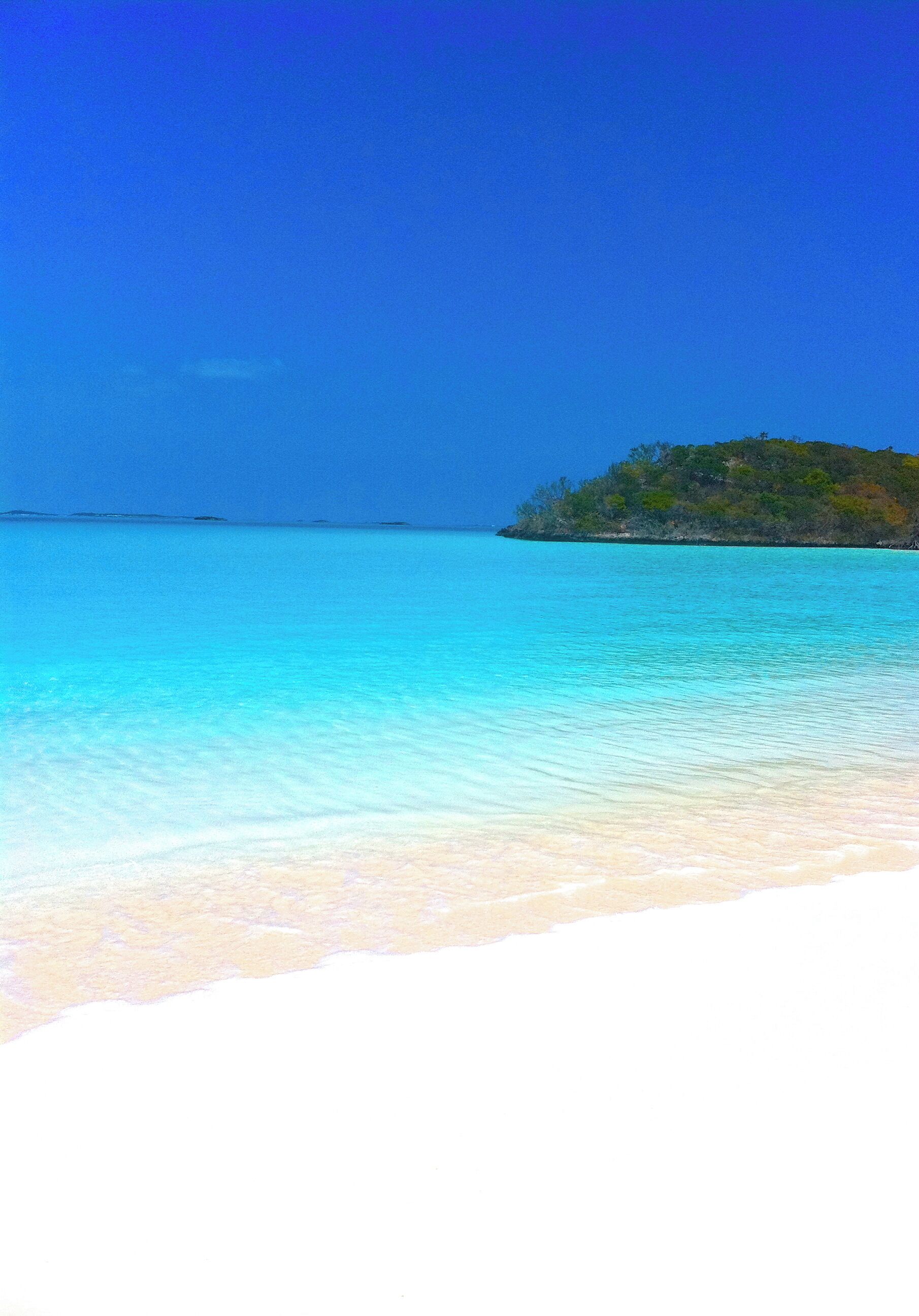 En la playa, camastros y toallas de playa 