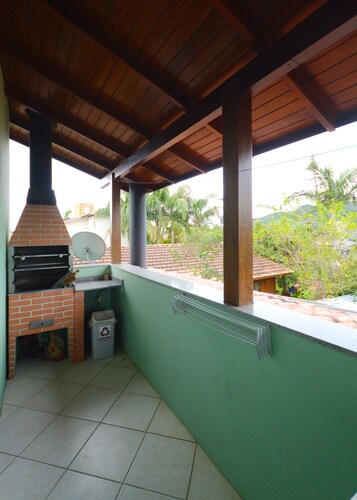 Cozy two-story house next to a green area and 400 meters from the beach.