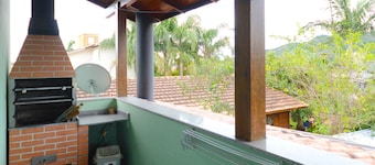 Cozy two-story house next to a green area and 400 meters from the beach.