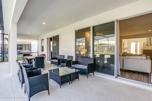 Outdoor dining - Sonoma Resort 7 Bedroom Home with Pool (1849) (Kissimmee)
