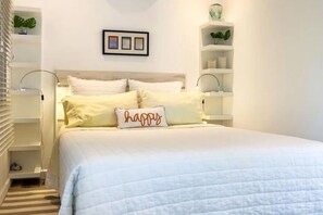 1 chambre, fer et planche à repasser, lit de bébé portatif