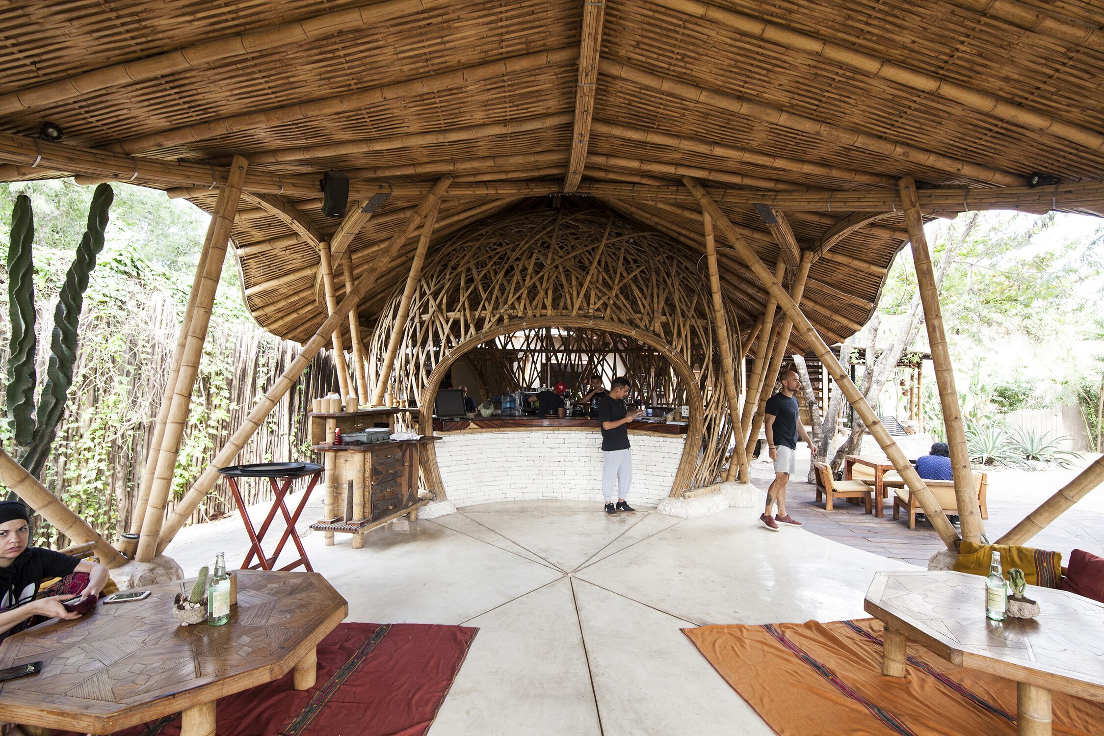 تناول الطعام بالخارج