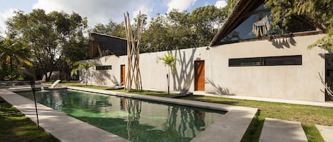 Una piscina al aire libre