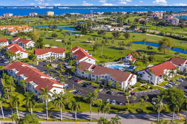 Un complejo turístico con varias edificaciones, un campo de golf y un puerto deportivo.