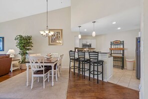 Dining - St Pete Isla Del Sol Vista Verde E 7-249 Pool 2/2 (Saint Petersburg)