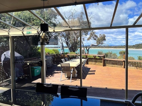 Direct Beach Access, Family-Friendly Oasis with Netflix, Apple TV, and Wi-Fi