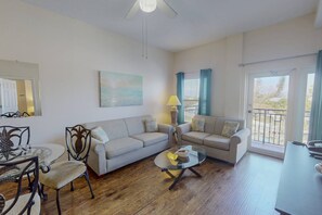 TV - Across from Beach, Heated Pool, with Marina View from Private Balcony. Great Location! (Madeira Beach)