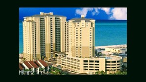 Ein Hochhaus-Hotel mit mehreren Etagen, einer Tiefgarage und Blick auf den Strand.