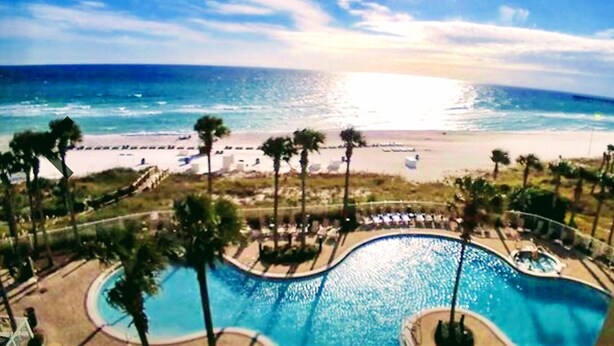 Ein Pool mit Blick auf Strand und Meer.