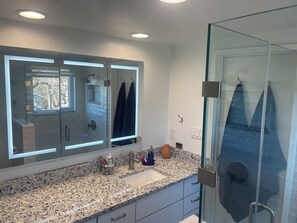 Ensemble baignoire-douche, séchoir à cheveux, bidet, serviettes fournies