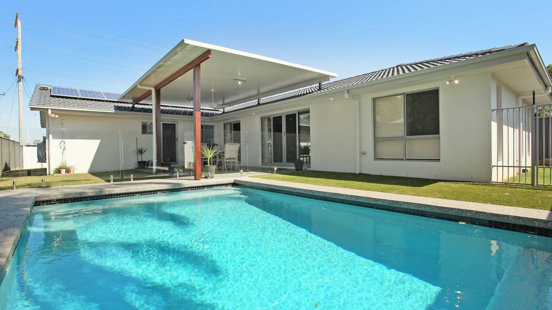 Palm Drive 95 - Modern Four Bedroom Mooloolaba Home with Pool + BBQ + WiFi + Netflix
