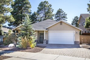 Exterior - Comfy and Convenient Home Waiting For You! (Flagstaff)