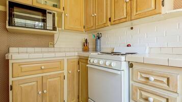 Coffee/tea maker, fridge, microwave, stovetop