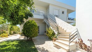 Un bâtiment moderne à deux étages, doté d’un escalier en pierre menant à l’étage supérieur.