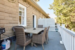 Outdoor dining - Downtown Savannah Oasis 6 beds 3 baths (Savannah)