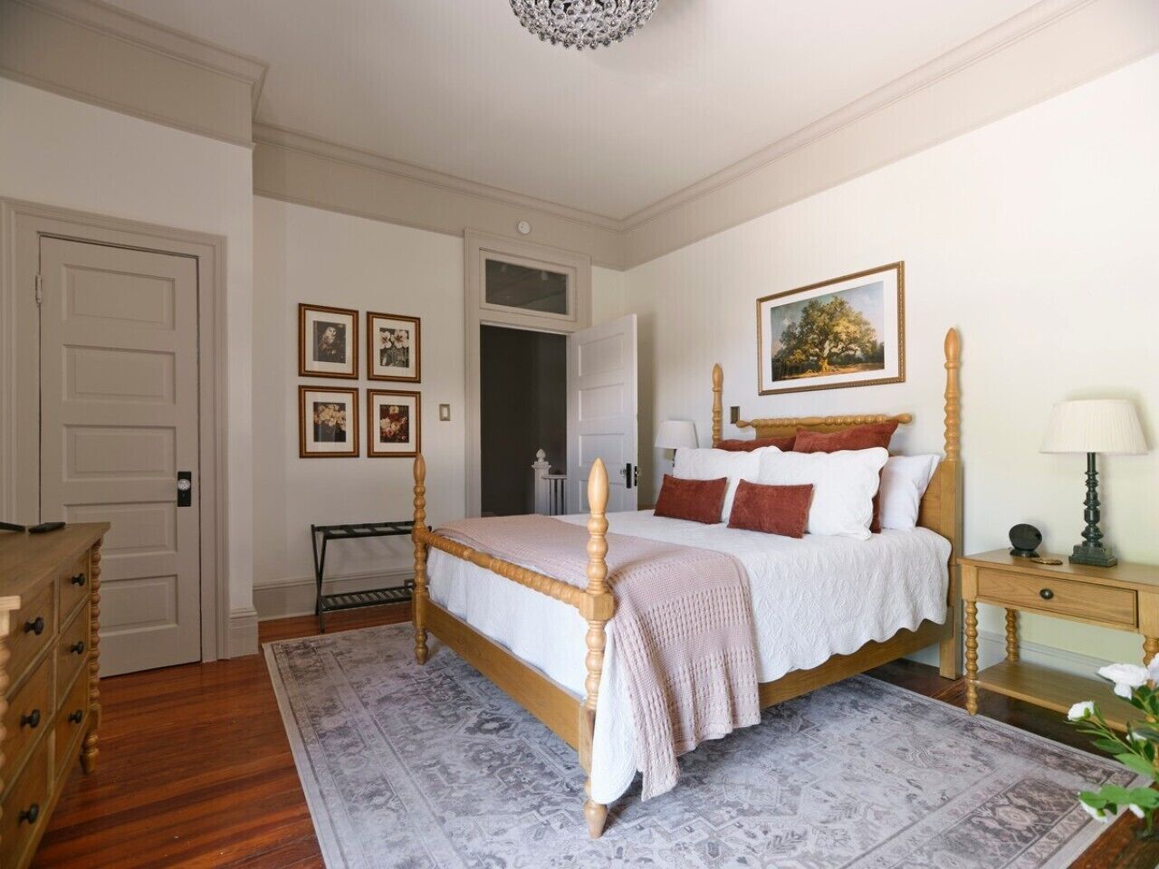 3 bedrooms, desk, iron/ironing board, WiFi (free)
