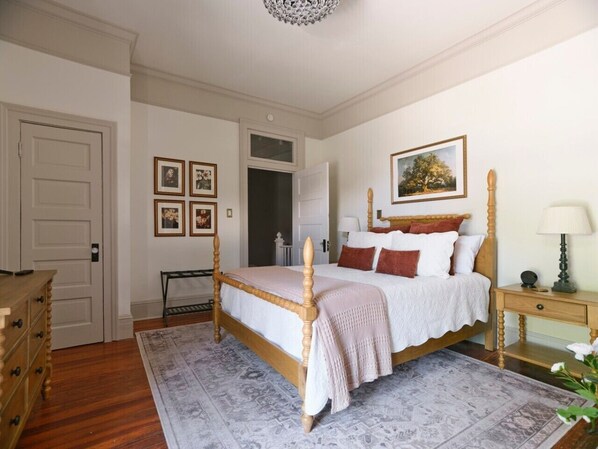 3 bedrooms, desk, iron/ironing board, free WiFi
