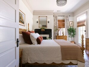 3 bedrooms, desk, iron/ironing board, free WiFi - Downtown Savannah Oasis 6 beds 3 baths (Savannah)