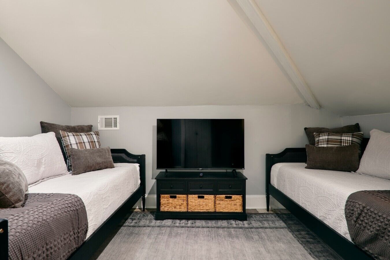 3 bedrooms, desk, iron/ironing board, WiFi (free)