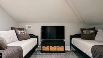 3 bedrooms, desk, iron/ironing board, WiFi (free)