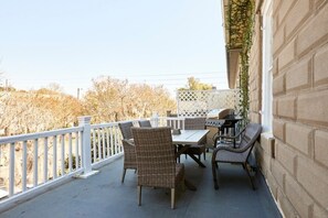 Outdoor dining - Downtown Savannah Oasis 6 beds 3 baths (Savannah)
