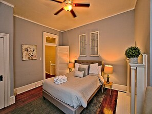 3 habitaciones, escritorio, tabla de planchar con plancha y wifi gratis 