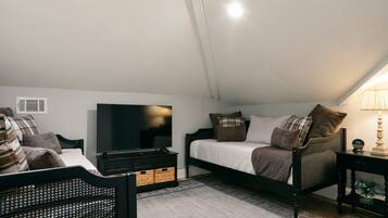 3 bedrooms, desk, iron/ironing board, WiFi (free)