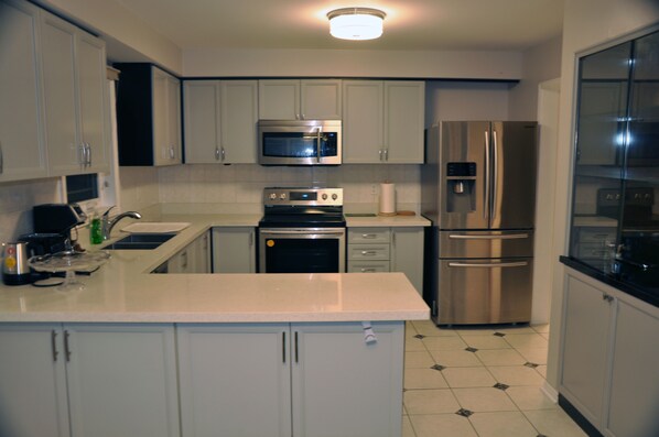 Refrigerador, microondas, horno y parrilla de estufa 