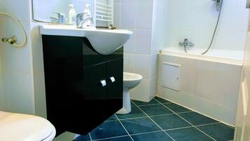 Ensemble douche/baignoire, sèche-cheveux, bidet, serviettes fournies