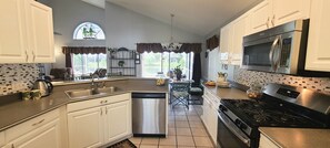 Réfrigérateur, micro-ondes, plaque de cuisson, lave-vaisselle