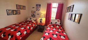4 habitaciones, tabla de planchar con plancha, wifi y ropa de cama 