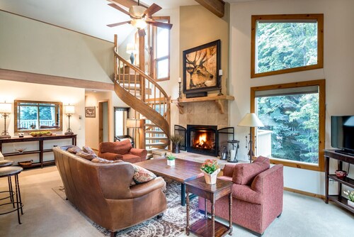 Luxurious Townhome Steps from Warm Springs with Private Hot Tub, and Firepit