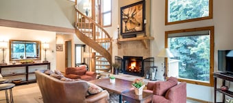 Luxurious Townhome Steps from Warm Springs with Private Hot Tub, and Firepit